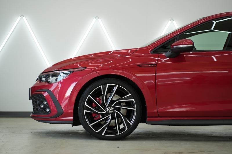 Felge und Reifen eines VW Golf GTI nach der Reinigung und Reifenpflege