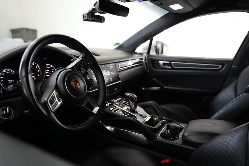 Gepflegtes Leder-Interieur eines Porsche nach der Innenaufbereitung