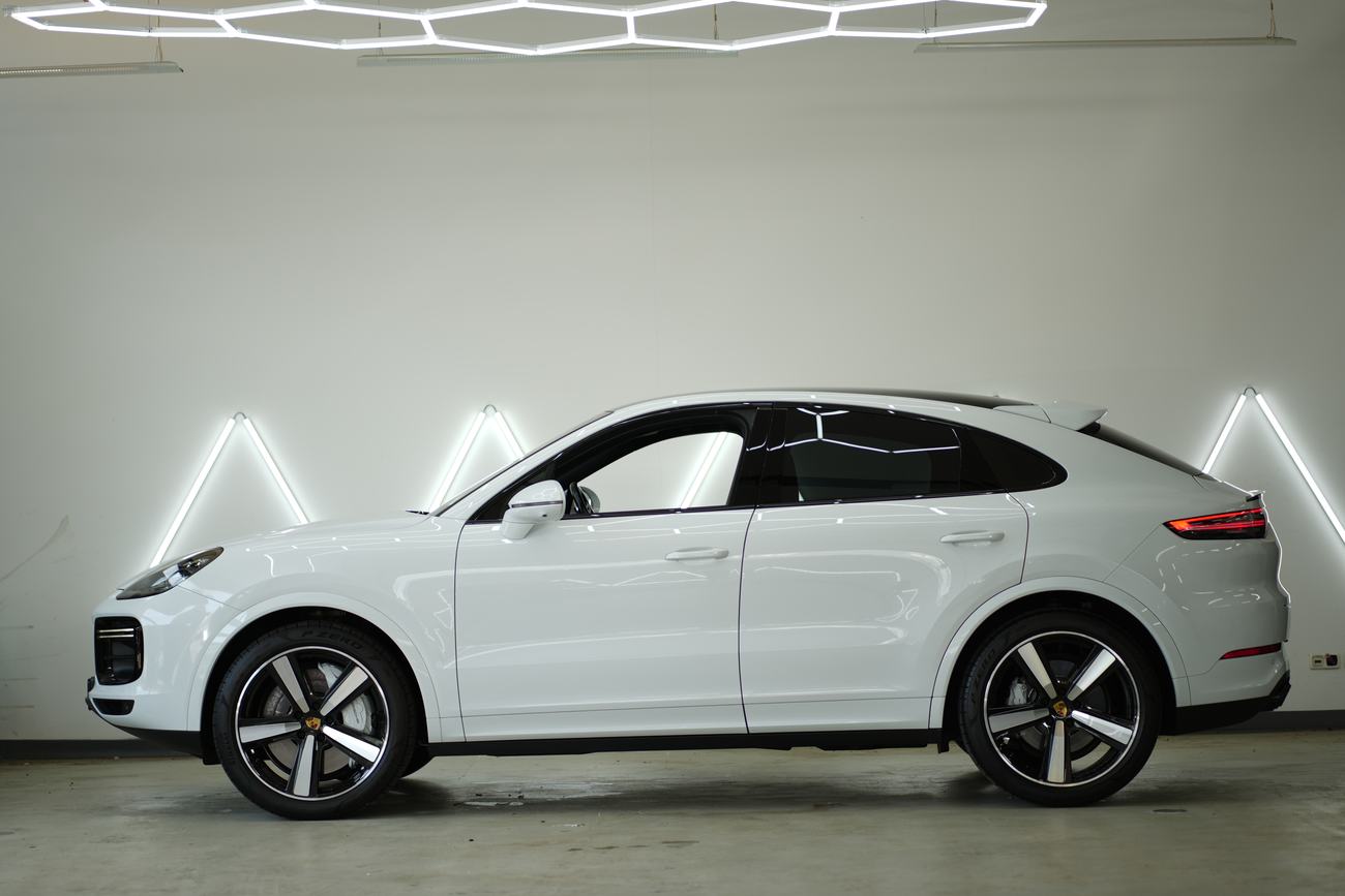 Weißer Porsche Cayenne Coupé in Seitenansicht nach der Fahrzeugaufbereitung