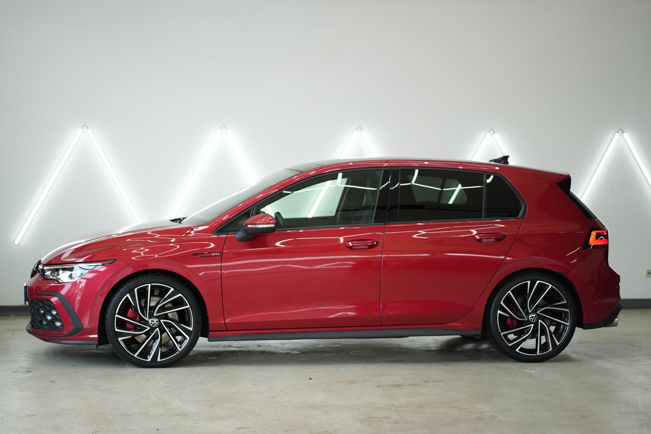 Roter VW Golf GTI in Seitenansicht nach der Fahrzeugaufbereitung