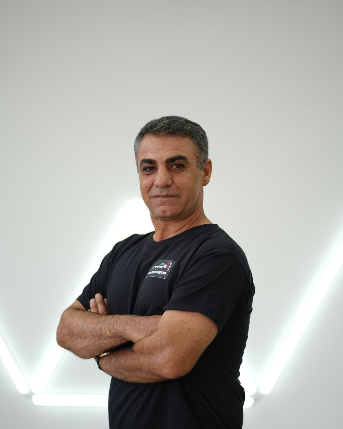 Hasan Solmaz, Inhaber von HS-Autoaufbereitung, in seiner Werkstatt in München Trudering