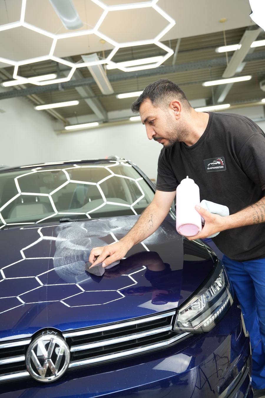 Versiegelung wird von Hand auf die Motorhaube aufgetragen